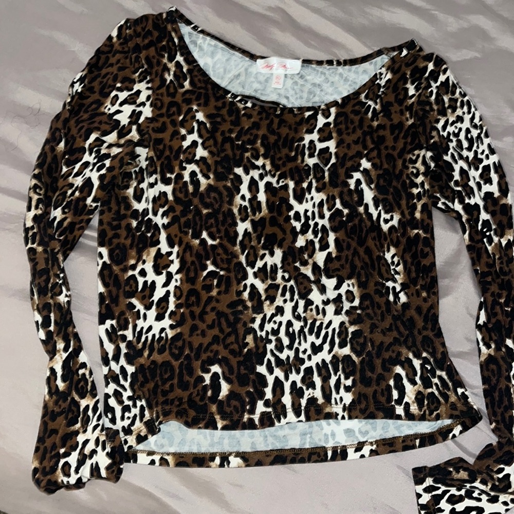 Cheetah Print long sleeve top with an open back!